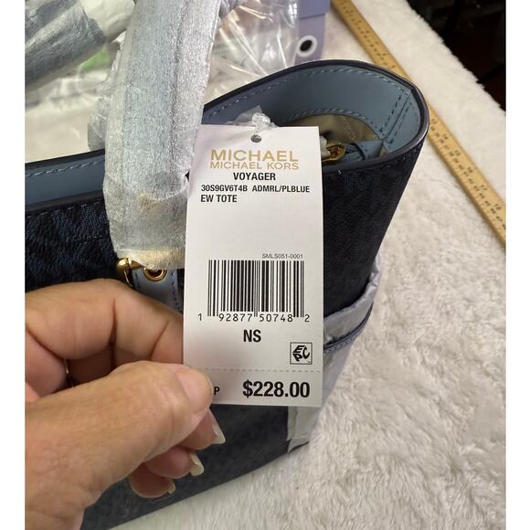 Michael Kors BNWT Voyager EW Tote Admiral /PLBlue inside Zip pocket Slip Pockets - Picture 7 of 10